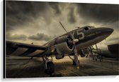 WallClassics - Canvas  - Vliegtuig met Grauwe Wolken - 120x80 cm Foto op Canvas Schilderij (Wanddecoratie op Canvas)