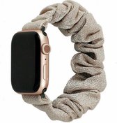 Strap-it Scrunchie band - Geschikt voor Apple Watch bandje - Series 1/2/3/4/5/6/7/8/9/SE/Ultra (2) - Shiny Beige - Elastisch haarelastiek bandje van nylon - iWatch bandje voor maat: 42 mm 44 mm 45 mm 49 mm