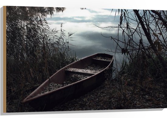 WallClassics - Hout - Oud Schippersbootje bij het Water - 105x70 cm - 12 mm dik - Foto op Hout (Met Ophangsysteem)