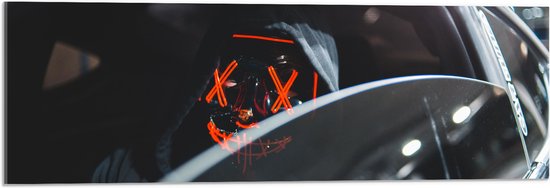 WallClassics - Acrylglas - Man met Lichtgevend Masker in Auto - 90x30 cm Foto op Acrylglas (Wanddecoratie op Acrylaat)