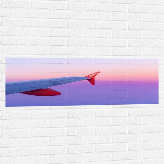 WallClassics - Muursticker - Rood/Witte Vliegtuigvleugel in Paarse Lucht - 120x40 cm Foto op Muursticker