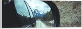 WallClassics - Dibond - Uitzicht op Sneeuwberg in Autospiegel - 120x40 cm Foto op Aluminium (Wanddecoratie van metaal)