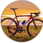 WallClassics - Dibond Muurcirkel - Rode Racefiets in Landschap - 50x50 cm Foto op Aluminium Muurcirkel (met ophangsysteem)