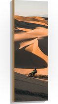 WallClassics - Hout - Groene Motorcrosser in Woestijnbergen - 30x90 cm - 12 mm dik - Foto op Hout (Met Ophangsysteem)