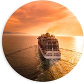 WallClassics - PVC Schuimplaat Muurcirkel - Cruiseschip op Water bij Zachte Zonsondergang - 90x90 cm Foto op Muurcirkel (met ophangsysteem)