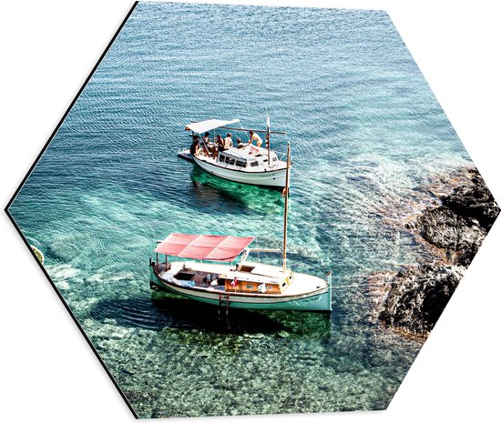 WallClassics - Dibond Hexagon - Kleine Vissersbootjes bij Rotsen - 50x43.5 cm Foto op Hexagon (Met Ophangsysteem)