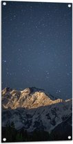 WallClassics - Tuinposter – Heldere Sterrenhemel boven Witte Bergtoppen - 50x100 cm Foto op Tuinposter  (wanddecoratie voor buiten en binnen)