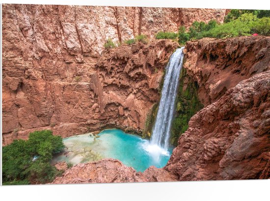 WallClassics - PVC Schuimplaat- Havasu Falls Waterval in Arizona - 105x70 cm Foto op PVC Schuimplaat