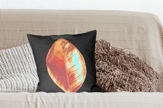 Sierkussen Carré Feuilles dorées pour usage intérieur - Gros plan d'une feuille d'or sur fond noir - 45x45 cm - Coussin intérieur carré en coton