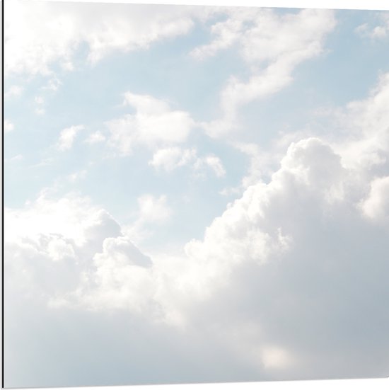 WallClassics - Dibond - Grote Witte Wolken in de Lucht - 80x80 cm Foto op Aluminium (Met Ophangsysteem)