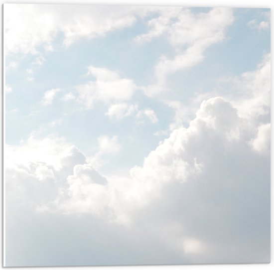 WallClassics - PVC Schuimplaat - Grote Witte Wolken in de Lucht - 50x50 cm Foto op PVC Schuimplaat (Met Ophangsysteem)