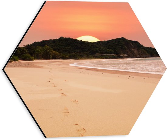 WallClassics - Dibond Hexagon - Grote Opkomende Zon bij Strand - 30x26.1 cm Foto op Hexagon (Met Ophangsysteem)