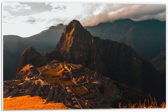 WallClassics - PVC Schuimplaat - Machu Pichu Berg in Peru bij Zonsondergang - 60x40 cm Foto op PVC Schuimplaat (Met Ophangsysteem)