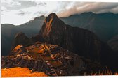 WallClassics - PVC Schuimplaat- Machu Pichu Berg in Peru bij Zonsondergang - 90x60 cm Foto op PVC Schuimplaat