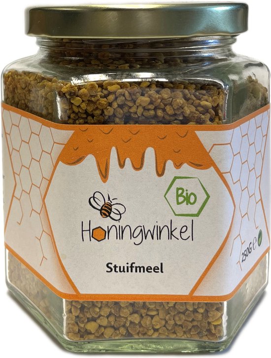Een glazen pot honingwinkel biologisch stuifmeel met een wit label met een bij en de tekst 'Bio Honingwinkel Stuifmeel'.