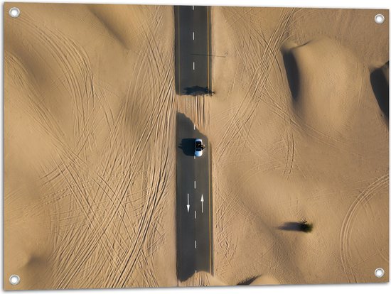 WallClassics - Tuinposter – Auto op Weg door Woestijn - 80x60 cm Foto op Tuinposter  (wanddecoratie voor buiten en binnen)
