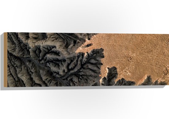 WallClassics - Hout - Bovenaanzicht van Rotsen van Berg - 90x30 cm - 12 mm dik - Foto op Hout (Met Ophangsysteem)