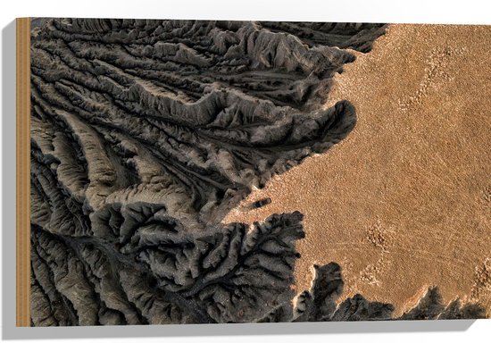 WallClassics - Hout - Bovenaanzicht van Rotsen van Berg - 60x40 cm - 12 mm dik - Foto op Hout (Met Ophangsysteem)