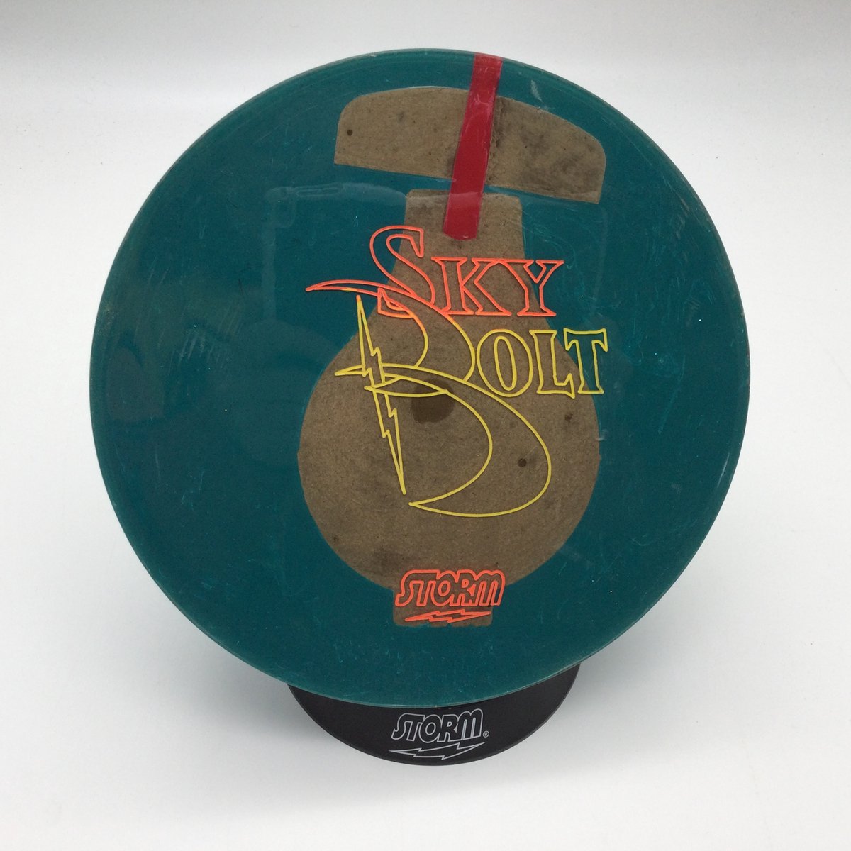 Bowling Bowlingbal 'Storm 1/2 - Sky Bolt' opengewerkte bal op zwarte storm bal cup, laat zien hoe de bal is opgebouwd