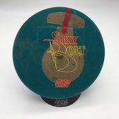 Bowling Bowlingbal 'Storm  1/2 - Sky Bolt' opengewerkte bal op zwarte storm bal cup, laat zien hoe de bal is opgebouwd