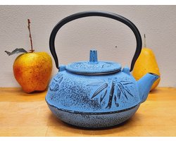 UITVERKOOP, Mooie gietijzeren theepot 1.1 L in de kleur licht blauw met bamboe relief van het merk Leijzer Design