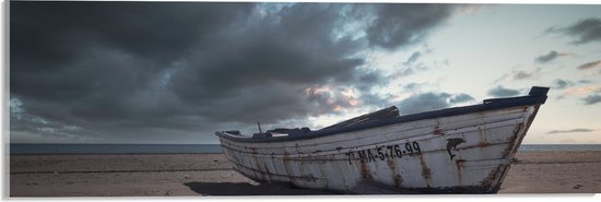 WallClassics - Acrylglas - Witte Boot op het Strand onder Donkere Wolken - 60x20 cm Foto op Acrylglas (Wanddecoratie op Acrylaat)