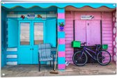 WallClassics - Tuinposter – Blauw en Roze Strandhuisjes - 105x70 cm Foto op Tuinposter  (wanddecoratie voor buiten en binnen)
