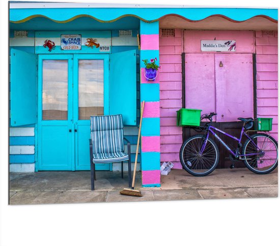 WallClassics - Dibond - Blauw en Roze Strandhuisjes - 100x75 cm Foto op Aluminium (Met Ophangsysteem)