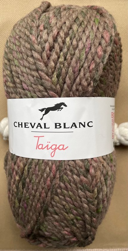 Pelote de fil 'Taïga' de Cheval Blanc aux fils épais gris mouchetés de rose, vert et violet.