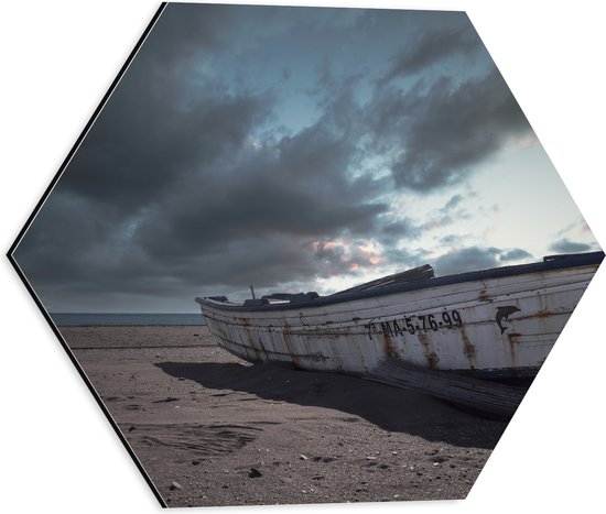 WallClassics - Dibond Hexagon - Witte Boot op het Strand onder Donkere Wolken - 40x34.8 cm Foto op Hexagon (Met Ophangsysteem)