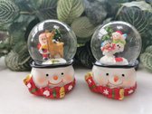 set van 2 sneeuwbollen: Kerstman met rendier en 2 sneeuwmannen in spar op sokkel in de vorm van een sneeuwman 5x6,5cm