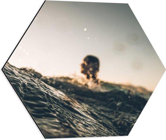 WallClassics - Dibond Hexagon - Surver in de Golven - 50x43.5 cm Foto op Hexagon (Met Ophangsysteem)