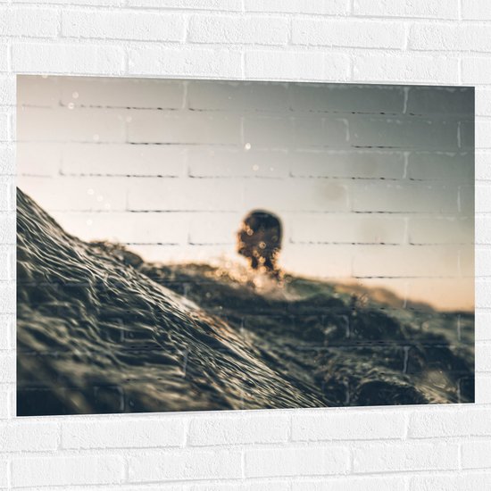 WallClassics - Muursticker - Surver in de Golven - 100x75 cm Foto op Muursticker