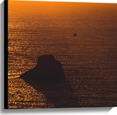 WallClassics - Canvas  - Gele Hemel door Zonsondergang boven Zee - 60x60 cm Foto op Canvas Schilderij (Wanddecoratie op Canvas)