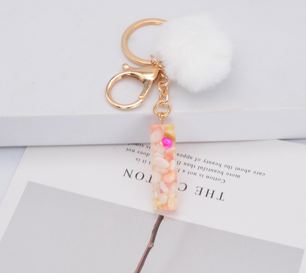 Sleutelhangers of voor je tas van A tot Z - met een pompon of kwastje - met letter - mooi design - handgemaakt - sleutelhangers - design - mode - goud - zwart - blauw - roze- rood