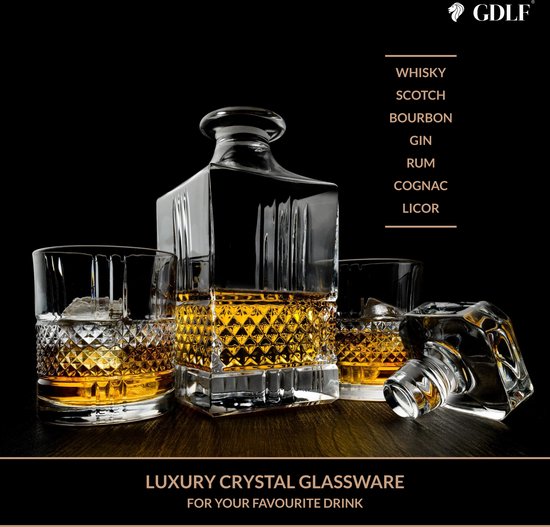 Een kristallen whiskykaraf en drie glazen op een donkere ondergrond, met de tekst 'Luxury Crystal Glassware'.