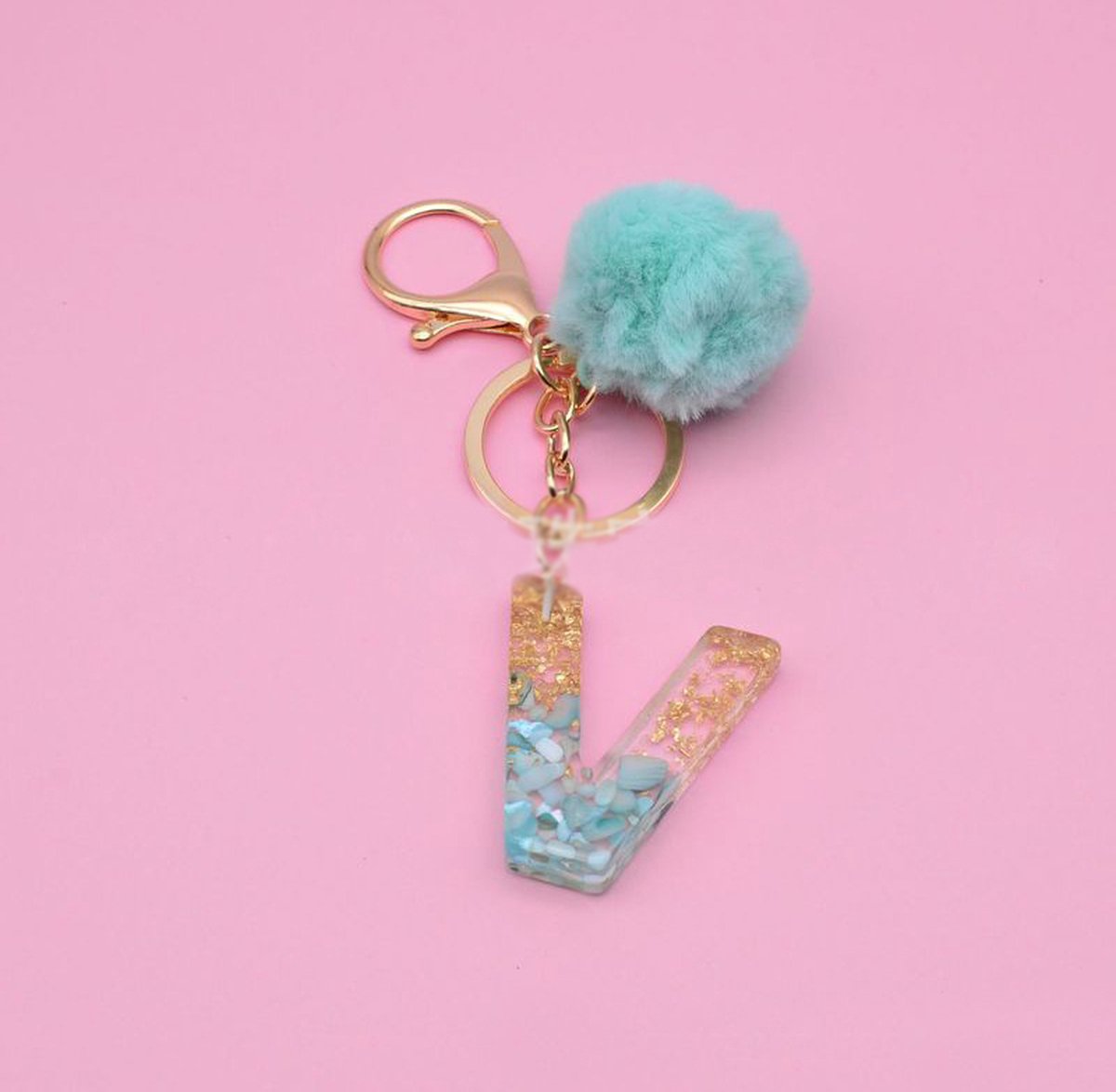 Sleutelhangers of voor je tas van A tot Z - met een pompon of kwastje - met letter - mooi design - handgemaakt - sleutelhangers - design - mode - goud - zwart - blauw - roze- rood