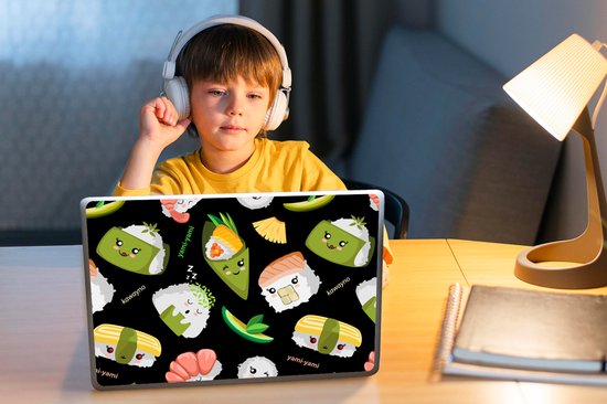 Zwarte laptopskin met kawaii sushiprint. Met o.a. nigiri, onigiri, maki, en garnalen. Een jongen met koptelefoon kijkt naar de laptop.