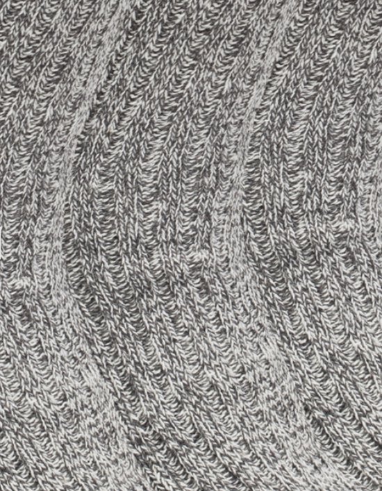 Close-up van grijs gebreid sokkenmateriaal met een gemêleerde textuur.