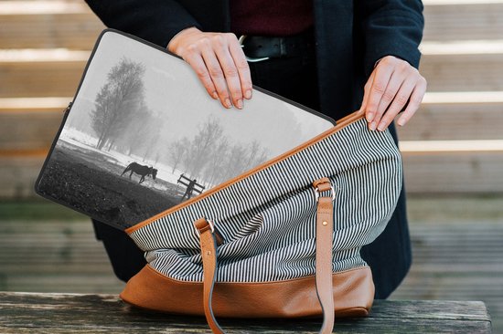 Pochette ordinateur 13 pouces 34x24 cm - Paarden - Pochette Macbook & Laptop Farmer avec son cheval dans la campagne chinoise en noir et blanc - Pochette ordinateur portable avec photo