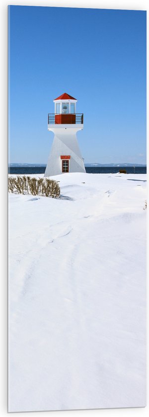 WallClassics - Acrylglas - Vuurtoren op Wit Strand - 40x120 cm Foto op Acrylglas (Met Ophangsysteem)