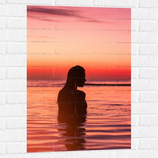 WallClassics - Muursticker - Silhouet van Mooie Vrouw in Zee - 60x90 cm Foto op Muursticker