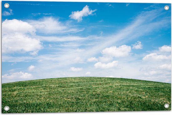 WallClassics - Tuinposter – Heldere Lucht met Wolken boven Gras Heuvel - 75x50 cm Foto op Tuinposter  (wanddecoratie voor buiten en binnen)