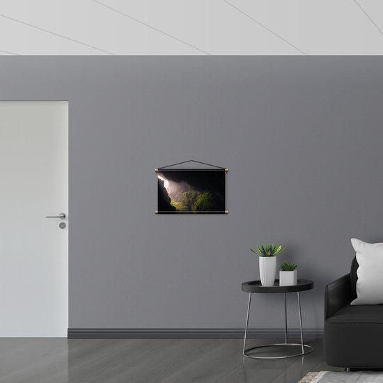 WallClassics - Affiche Textile - Lumière Brillante dans la Grotte sur Mousse - 60x40 cm Photo sur Textile