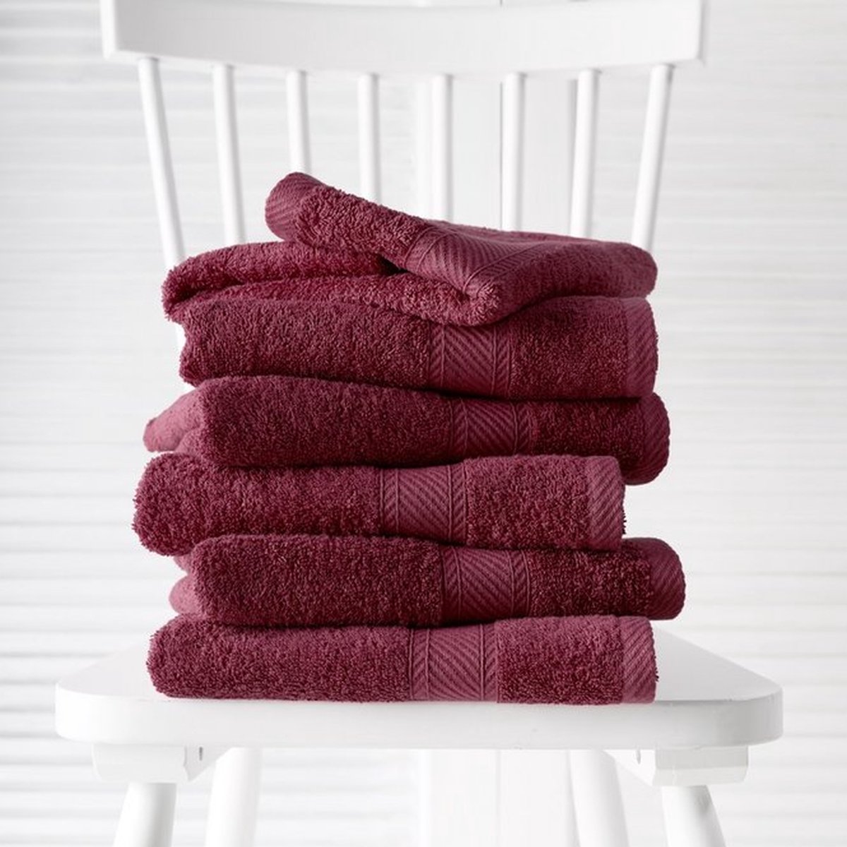 De witte Lietaer Excellence handdoek 50x100 wine red