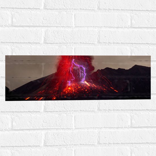 WallClassics - Muursticker - Actieve Vulkaan uitbarstend - 60x20 cm Foto op Muursticker