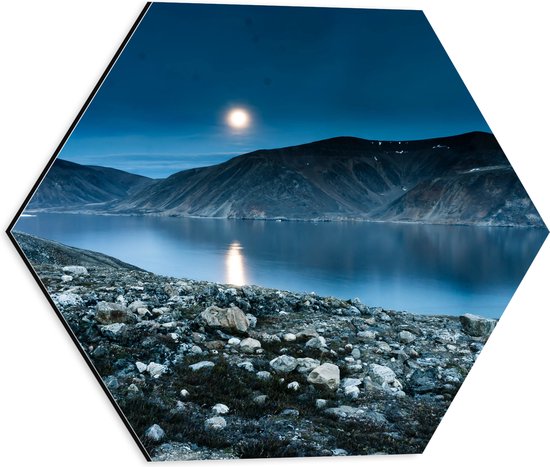 WallClassics - Dibond Hexagon - Ochtend Zon Boven Bergen bij Rivier - 40x34.8 cm Foto op Hexagon (Met Ophangsysteem)