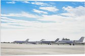 WallClassics - Drapeau - Avions stationné à l'aéroport - Photo 75x50 cm sur drapeau polyester
