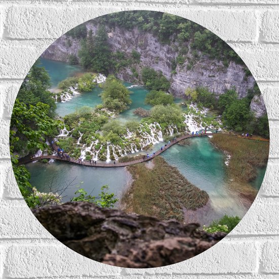 WallClassics - Muursticker Cirkel - Bovenaanzicht van Brug langs Plitvicemeren - 50x50 cm Foto op Muursticker