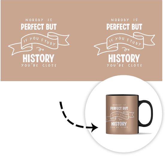 Conception d'une tasse marron avec le texte "NOBODY IS PERFECT BUT IF YOU STUDY HISTORY YOU'RE CLOSE"